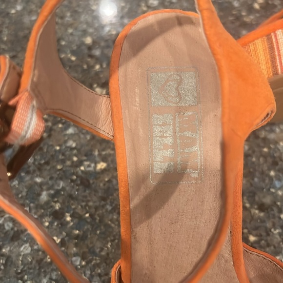 Mam ‘Zelle Wedge style creamsicle orange wedges. - Picture 4 of 4